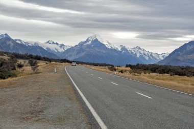 Mount Cook Road (devlet karayolu 80) Tasman Aoraki için önde gelen Nehri boyunca / Mount Cook Milli Parkı ve Köyü