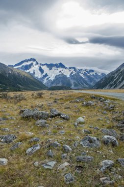Mount Cook Road (devlet karayolu 80) Tasman Aoraki için önde gelen Nehri boyunca / Mount Cook Milli Parkı ve Köyü