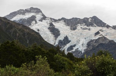 Dağ doruklarına kaplı buz Aoraki Mount Cook köyden gördüm tarafından / Mount Cook Milli Parkı, Yeni Zelanda