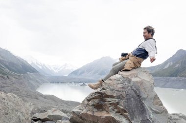 Yeni Zelanda'nın en uzun buzulun başladığı Tasman Buzulu bakış açısı ve buz terminal göle Aoraki buluştuğu alt ulaşır bir adama / Mount Cook Milli Parkı