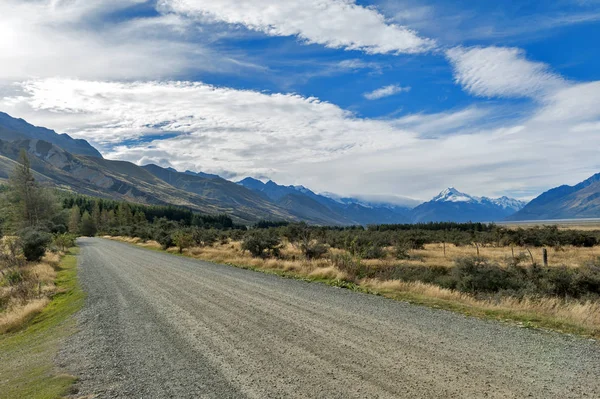 Çakıl yol Glentanner Park Merkezi Aoraki ile kamp alanında yol / Mount Cook arka planda görülen