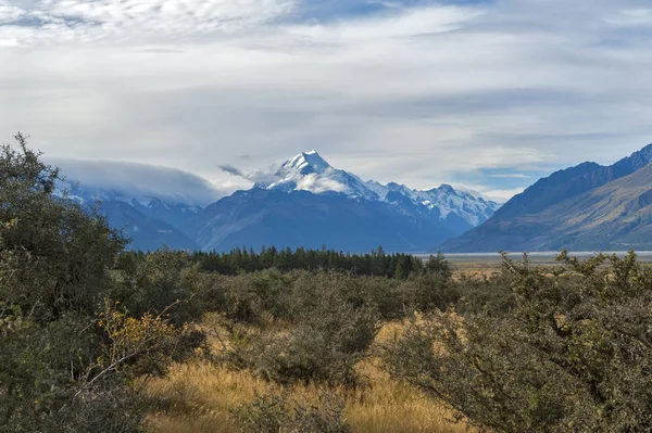 Aoraki / Mount Cook, Yeni Zelanda ve Tasman Glentanner Park Merkezi görülen nehir en yüksek dağı