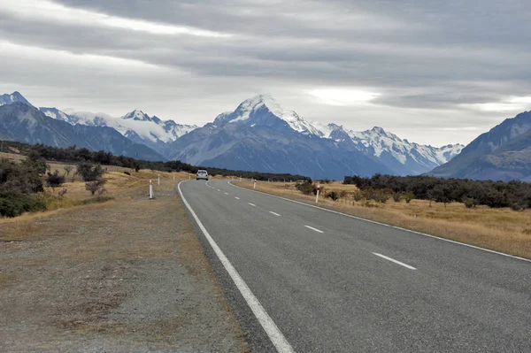 Mount Cook Road (State Highway 80) ao longo do rio Tasman que leva ao Aoraki / Mount Cook National Park e à aldeia — Fotografia de Stock