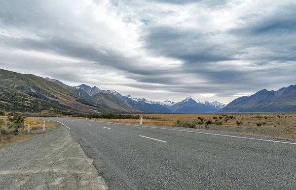Mount Cook Road (devlet karayolu 80) Tasman Aoraki için önde gelen Nehri boyunca / Mount Cook Milli Parkı ve Köyü