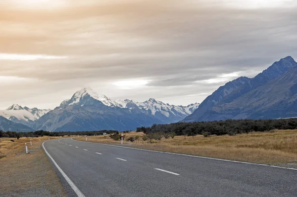 Mount Cook Road (devlet karayolu 80) Tasman Aoraki için önde gelen Nehri boyunca / Mount Cook Milli Parkı ve Köyü