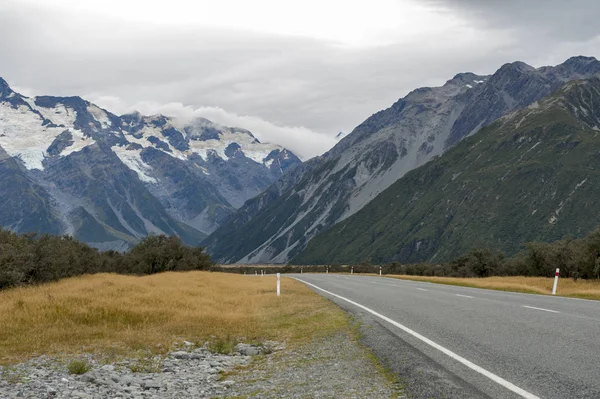 Mount Cook Road (State Highway 80) entlang des Tasman River, der zum Aoraki / Mount Cook Nationalpark und zum Dorf führt — Stockfoto