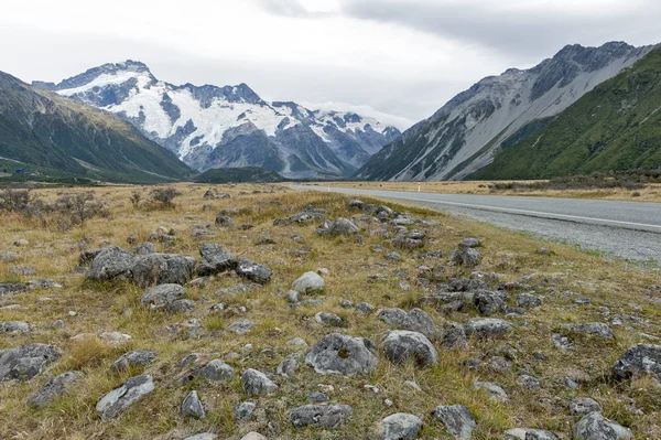 Mount Cook Road (State Highway 80) ao longo do rio Tasman que leva ao Aoraki / Mount Cook National Park e à aldeia — Fotografia de Stock