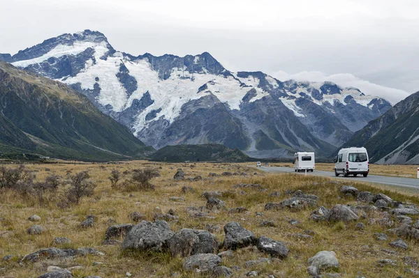 Mount Cook, Nova Zelândia - fevereiro de 2016: Motorhome na Mount Cook Road (State Highway 80) ao longo do rio Tasman que leva ao Aoraki / Mount Cook National Park e à aldeia — Fotografia de Stock