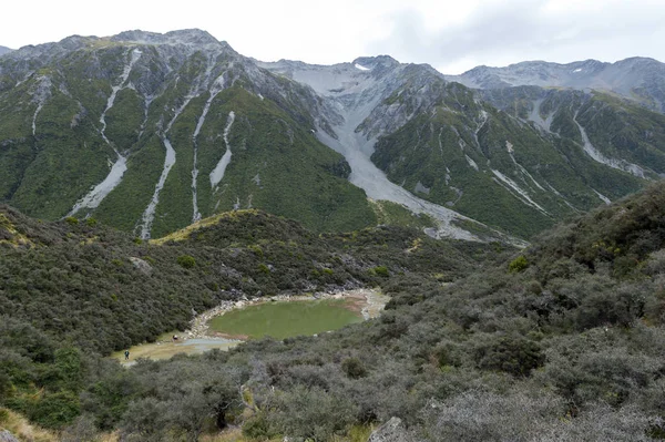 ทะเลสาบสีน้ําเงินตั้งอยู่ที่ปลายถนน Tasman Valley ใน Aoraki / Mount Cook เป็นจุดเริ่มต้นของเส้นทางไปยังธารน้ําแข็ง Tasman — ภาพถ่ายสต็อก