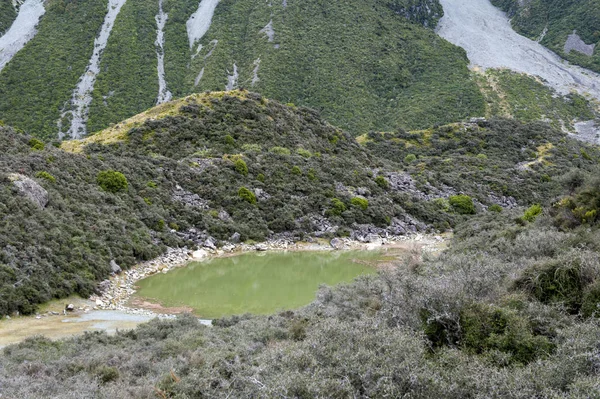 Die blauen seen am ende der tasman-talstraße in aoraki / mount cook markieren den anfang der route zum tasman-gletscher — Stockfoto