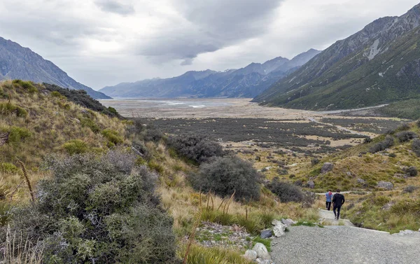 Caminhando trilha para os lagos azuis e Tasman Glacier View, Aoraki / Mount Cook com rio Tasman visto no fundo — Fotografia de Stock