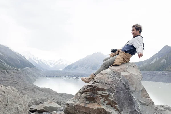 Yeni Zelanda'nın en uzun buzulun başladığı Tasman Buzulu bakış açısı ve buz terminal göle Aoraki buluştuğu alt ulaşır bir adama / Mount Cook Milli Parkı