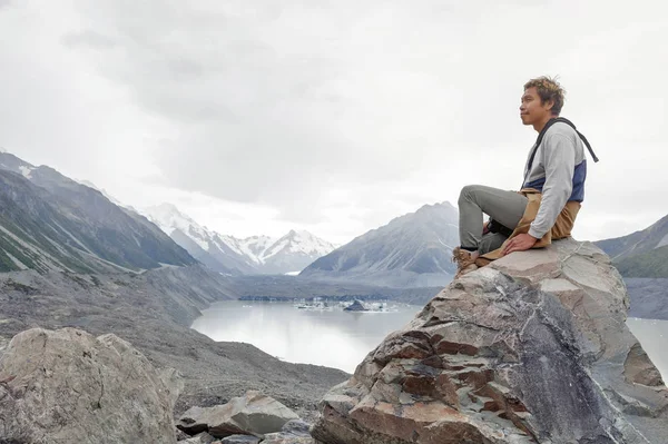Yeni Zelanda'nın en uzun buzulun başladığı Tasman Buzulu bakış açısı ve buz terminal göle Aoraki buluştuğu alt ulaşır bir adama / Mount Cook Milli Parkı