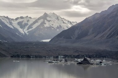 Yeni Zelanda'nın en uzun buzulun başladığı Tasman Buzulu bakış açısı ve buz terminal göle Aoraki buluştuğu alt ulaşır / Mount Cook Milli Parkı