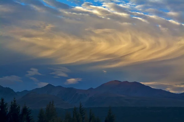 Nubes onduladas sobre montañas antes del atardecer, Parque Nacional Aoraki Mount Cook, Nueva Zelanda — Foto de Stock
