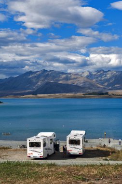 Lakeside adlı Lake Tekapo, South Island, Yeni Zelanda tarafından otopark kamyonet ve karavan