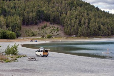 Lakeside adlı Lake Tekapo, South Island, Yeni Zelanda tarafından otopark kamp aracına