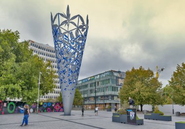 Christchurch'ın katedral Meydanı, yeni binyıl ve Christchurch ve Canterbury kuruluşunun 150 yıldönümünü kutlamak için Avustralya, Chalice heykeli bulunan