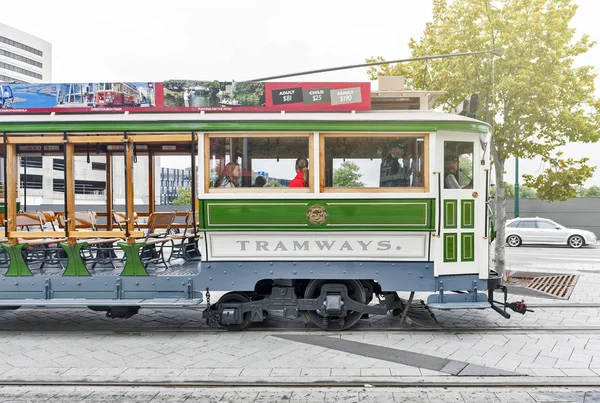 Крайстчерч, Новая Зеландия - 14 февраля 2016 года: трамвай в винтажном стиле на трамвае Крайстчерч предлагает уникальную экскурсию по городу классическим способом транспорта в Новой Зеландии — стоковое фото