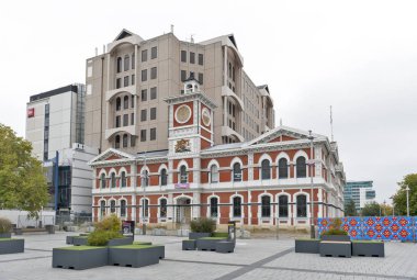 Christchurch, Yeni Zelanda - Şubat 2016: Cathedral Square ile klasik eski bina, Şef postane içinde belgili tanımlık geçmiş