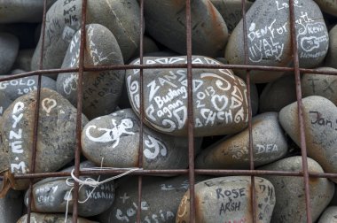 Christchurch, Yeni Zelanda - Şubat 2016: 4.000 kişi tarafından 2010 yılında getirdi ve çevre Canterbury konsey üyeleri yağma ve komisyon onların yerine atanması karşı protesto etmek için katedral Meydanı yer taş cairn