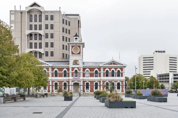 Christchurch, Új-Zéland - február 2016-ban: katedrális tér a klasszikus régi épület a vezető posta a háttérben — Stock Fotó