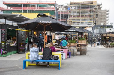 Christchurch, Yeni Zelanda - Şubat 2016: yeniden başlatma veya Re: başlangıç Alışveriş Merkezi, mağazaların içeren bir açık perakende alanı ve depolar konteyner nakliye