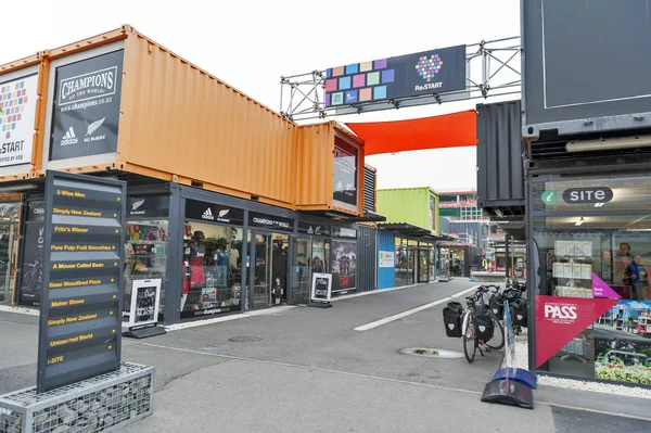 Christchurch, Yeni Zelanda - Şubat 2016: yeniden başlatma veya Re: başlangıç Alışveriş Merkezi, mağazaların içeren bir açık perakende alanı ve depolar konteyner nakliye