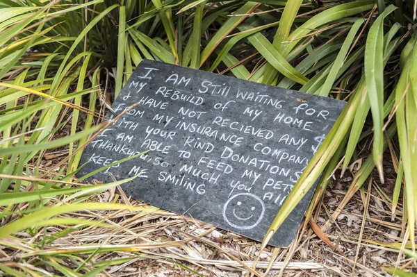 Christchurch, New Zealand - February 2016: A message board written by an earthquake victim urging for home rebuilding — Stock Photo, Image