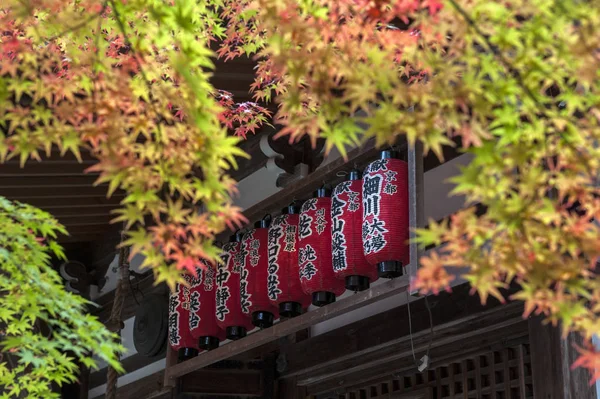 Linterna roja japonesa en Sekizan Zen-in, templo japonés en Kyoto —  Fotos de Stock