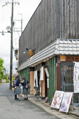 Kyoto, Japonya - Mart 2016: Arashiyama yerel gıda Dükkanı