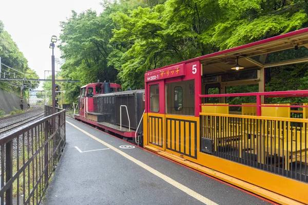 Kyoto, japan - märz 2016: romantischer zug mit halt im torokko arashiyama station — Stockfoto