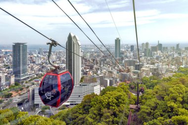 Kobe, Japonya - Nisan 2016: Kobe cityscape ve teleferik Nunobiki Herb Bahçe Kobe, Japonya Rokko Dağı üzerinde görüldü gökdelen