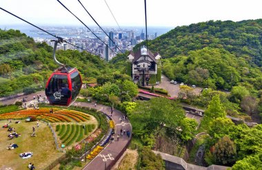 Kobe, Japonya - Nisan 2016: Teleferik Nunobiki Herb Bahçe üzerinde Mount Rokko Kobe, Japonya