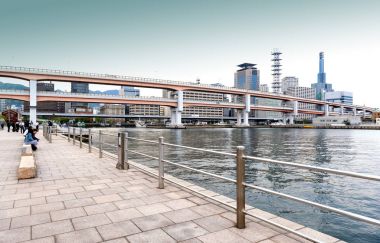 Kobe, Japonya - Nisan 2016: Yükseltilmiş Otoban Meriken Park, Kobe bağlantı noktası deprem Memorial Park yakınındaki, Hyōgo Prefecture, Japonya