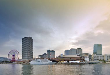 Kobe, Japonya - Nisan 2016: İle mozaik Kobe Harborland alışveriş merkezi ve bağlantı noktası Kobe, Hyogo ili, Japonya, sahildeki Tema Parkı