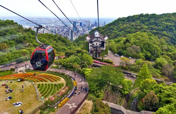 Kobe, Japonya - Nisan 2016: Teleferik Nunobiki Herb Bahçe üzerinde Mount Rokko Kobe, Japonya