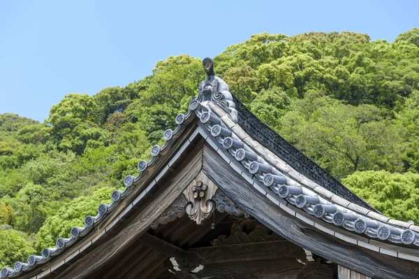 Détails toit de bâtiment reflétant la belle architecture traditionnelle japonaise — Photo