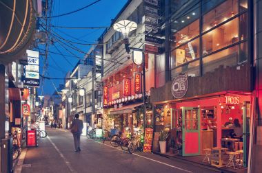 Osaka, Japonya - Nisan 2016: Mağazalar, barlar ve restoranlar ile neon işaret geceleri dekore birlikte Osaka City sokakta gece hayatı