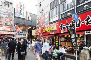 Osaka, Japonya - Nisan 2016: İşaretler ve reklam panoları gündüz sırasında Dotonbori Namba alanıyla Osaka City turist popüler alışveriş sahne