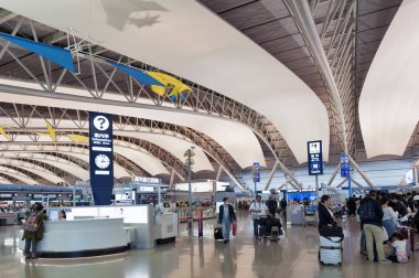 Osaka, Japonya - Nisan 2016: iç yolcu gidiş içinde terminal, Kansai Uluslararası Havaalanı, Osaka, Japonya vurdu