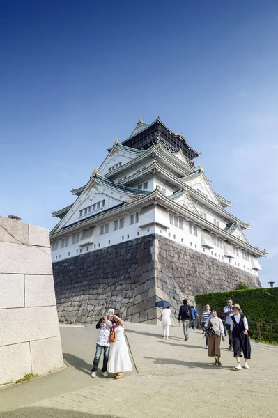 Osaka, Japan - April 2016: Tourists visiting Osaka Castle, Japan most famous historic landmark in Osaka City, Japan — Stock Photo, Image