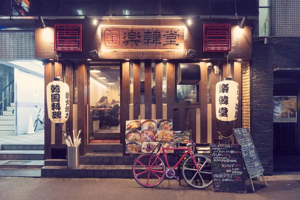 Осака, Япония - апрель 2016 года: ужин в ресторане на городской улице Осаки — стоковое фото