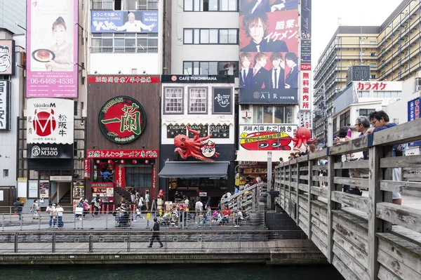 Osaka, Japão - abril de 2016: Cena de compras turísticas populares na cidade de Osaka, na área de Dotonbori Namba, com cartazes e cartazes publicitários durante o dia — Fotografia de Stock