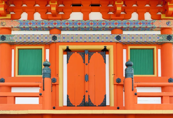 Détails de l'architecture japonaise sur la porte et les fenêtres d'un bâtiment du temple shinto, Kyoto, Japon — Photo