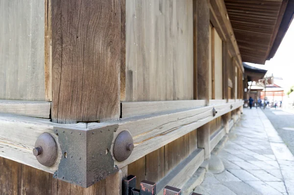 Articulación tradicional japonesa de carpintería mitered a tope apoyada por alfileres metálicos y hojas en la esquina de un edificio antiguo en Japón — Foto de Stock