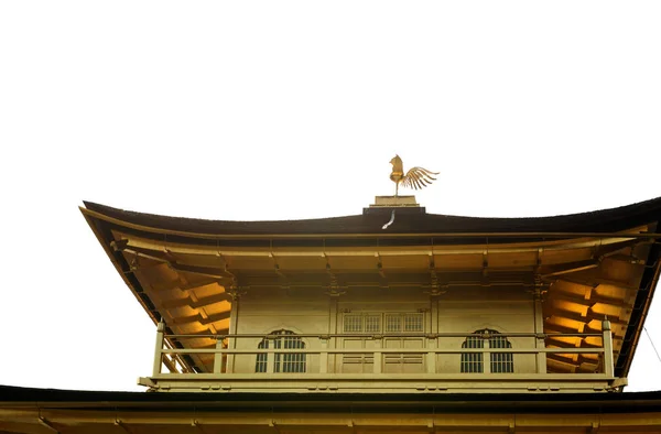 Détail rapproché de Kinkaku-ji ou du temple du Pavillon d'or avec décoration de coqs sur le toit en arrière-plan blanc isolé, Kyoto, Japon — Photo