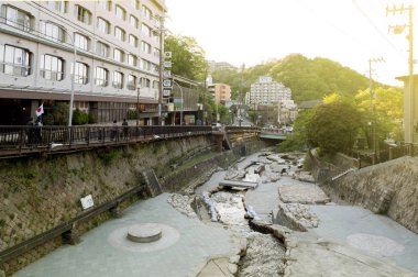 Kobe, Japonya - Mart 2016: kaplıca dere akan pass kent merkezinin ARIMA Onsen Kita-ku, Kobe, Japonya.