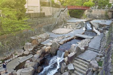 Kobe, Japonya - Mart 2016: kaplıca dere akan pass kent merkezinin ARIMA Onsen Kita-ku, Kobe, Japonya.