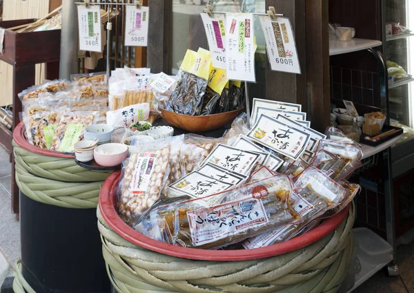 Кобе, Япония - март 2016: Японские местные продукты питания продаются по цене A — стоковое фото